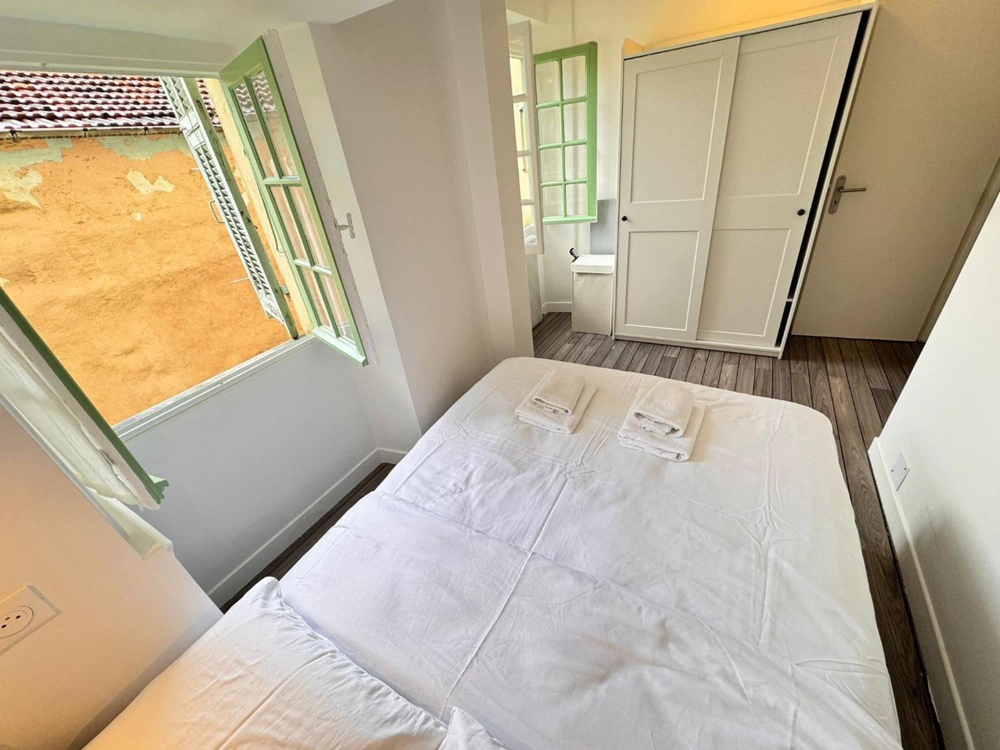 Carre D'or: Very Calm Cozy 2br, With Wi-fi Nice